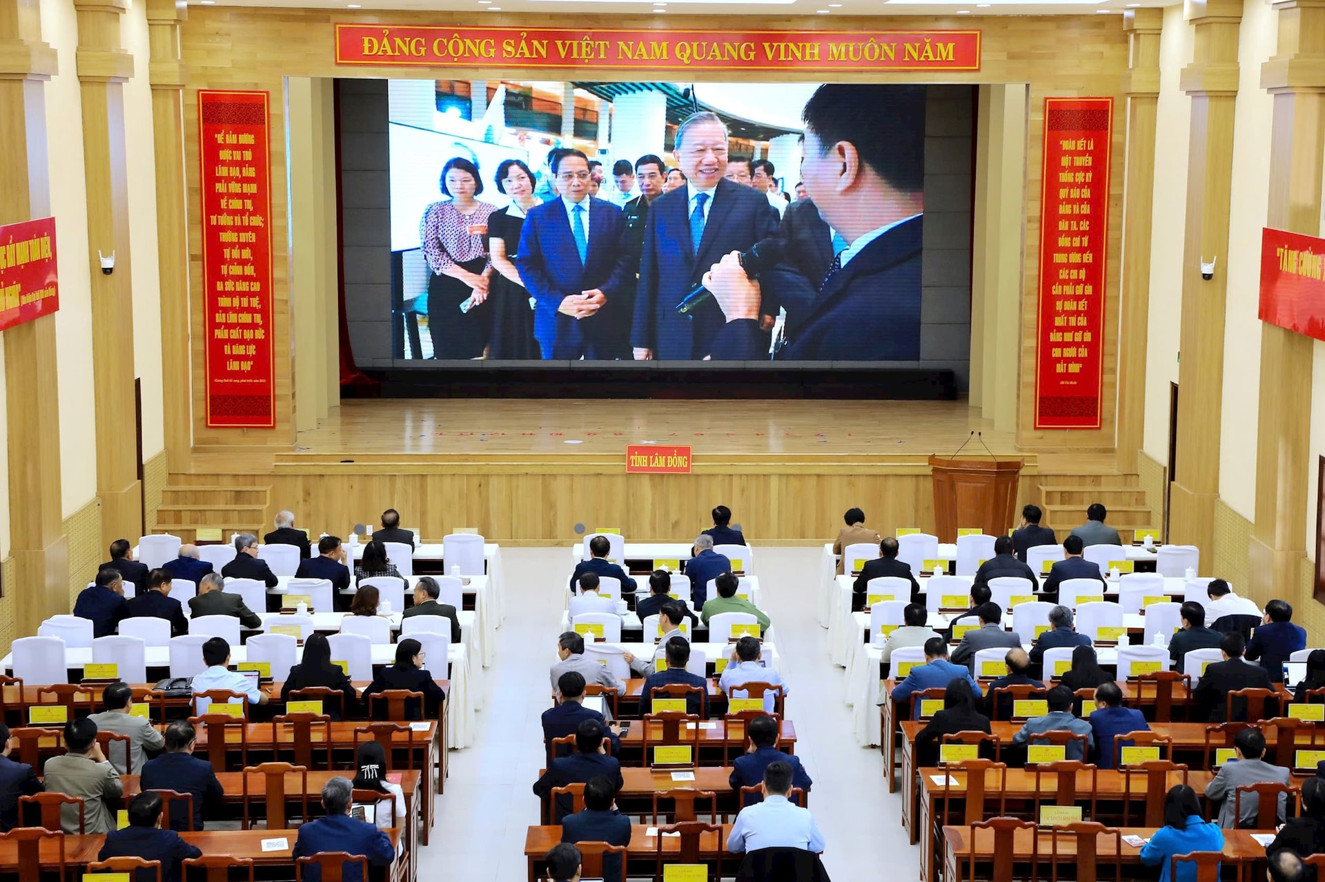 Đẩy mạnh đổi mới sáng tạo và chuyển đổi số