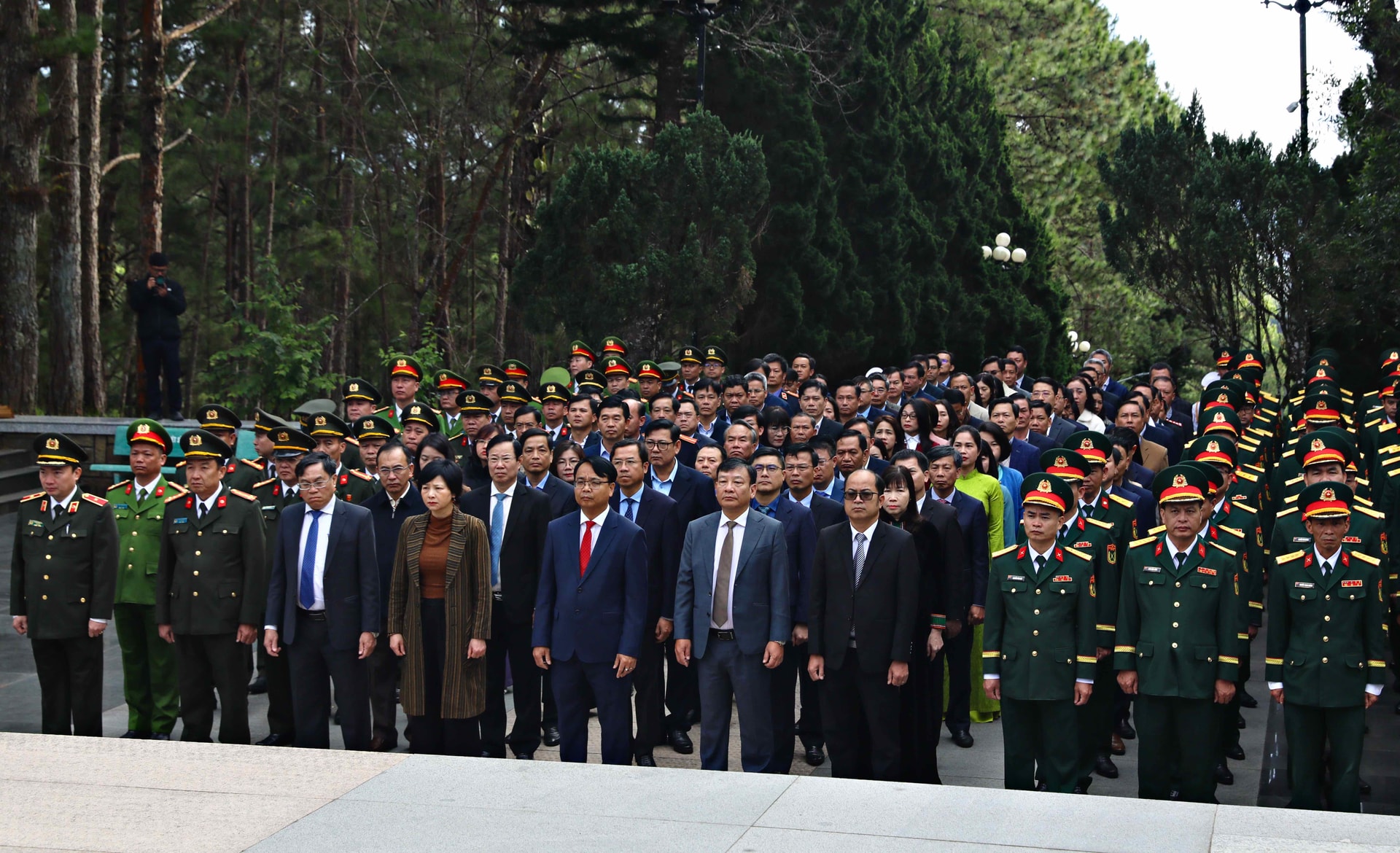 Lãnh đạo tỉnh Lâm Đồng dâng hương tưởng niệm các anh hùng liệt sĩ