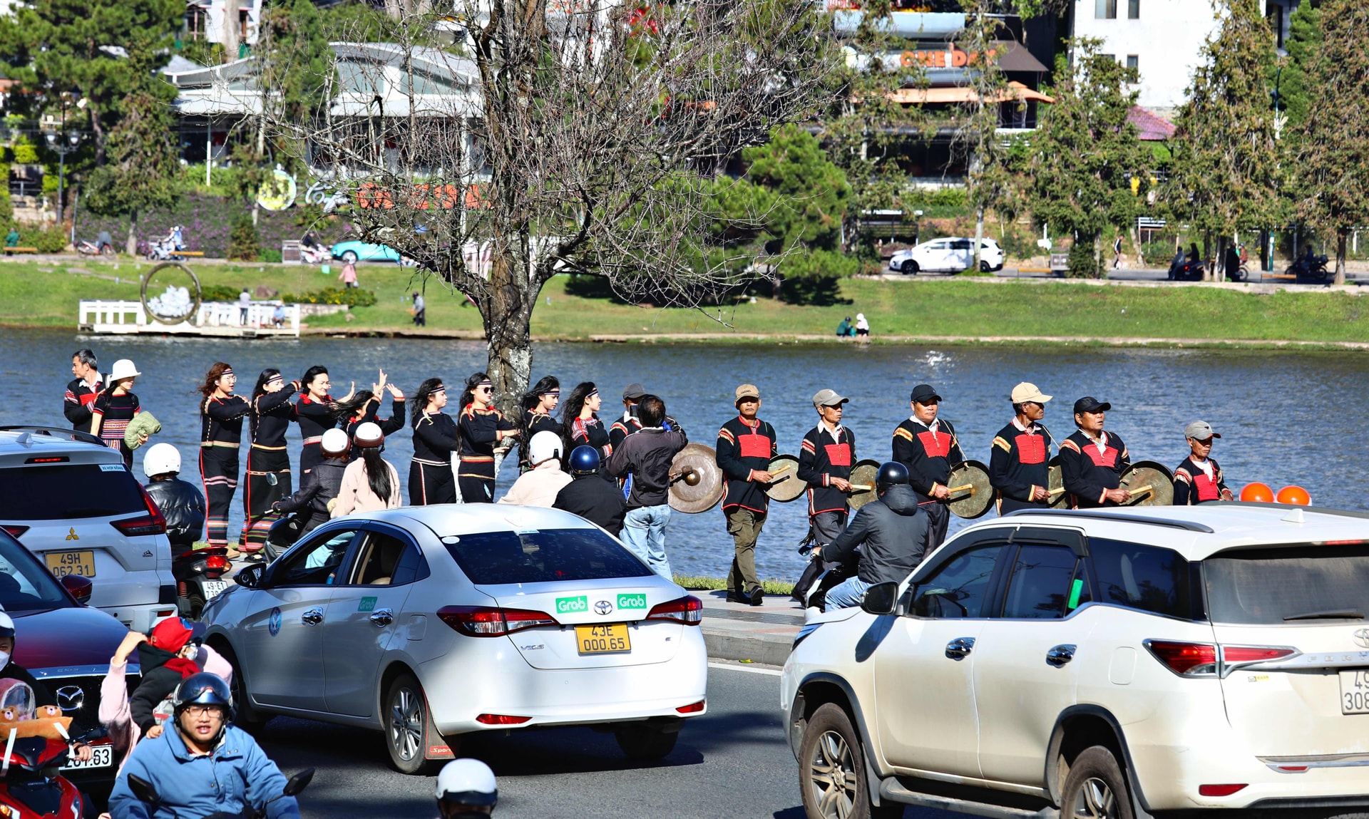 Sôi động diễu hành cồng chiêng quanh hồ Xuân Hương - Đà Lạt