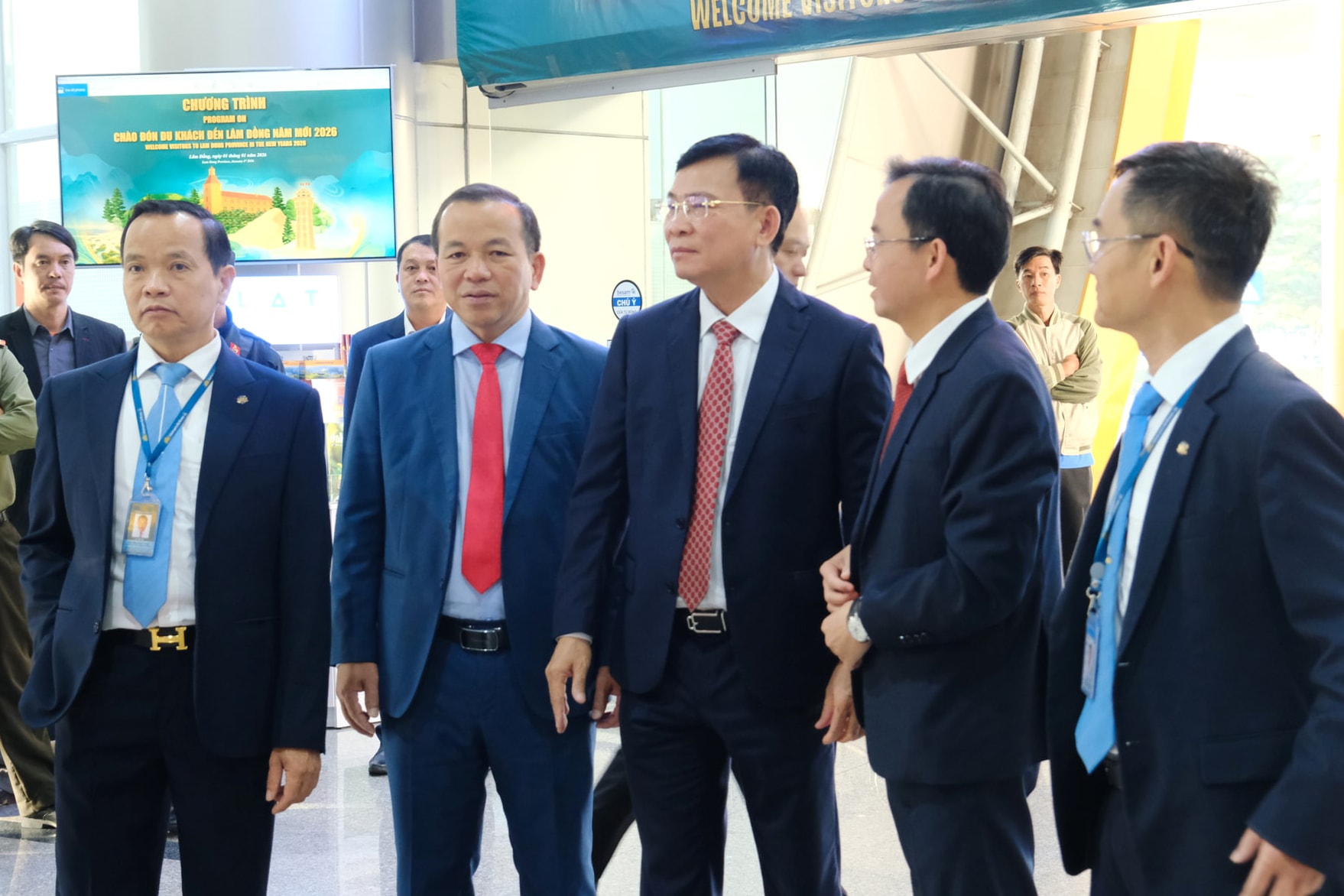 Lãnh đạo tỉnh Lâm Đồng chào đón những du khách đầu tiên năm mới 2026