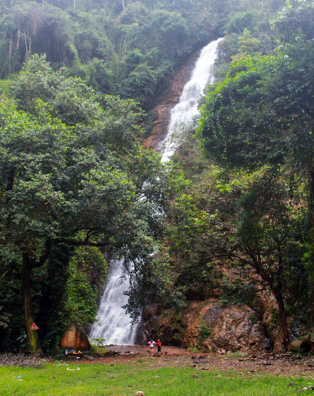 Dòng thác bạc vắt ngang rừng nguyên sinh