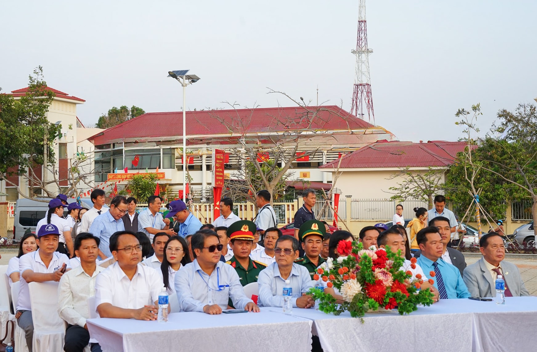 Gần 400 vận động viên chinh phục đỉnh núi Tà Cú