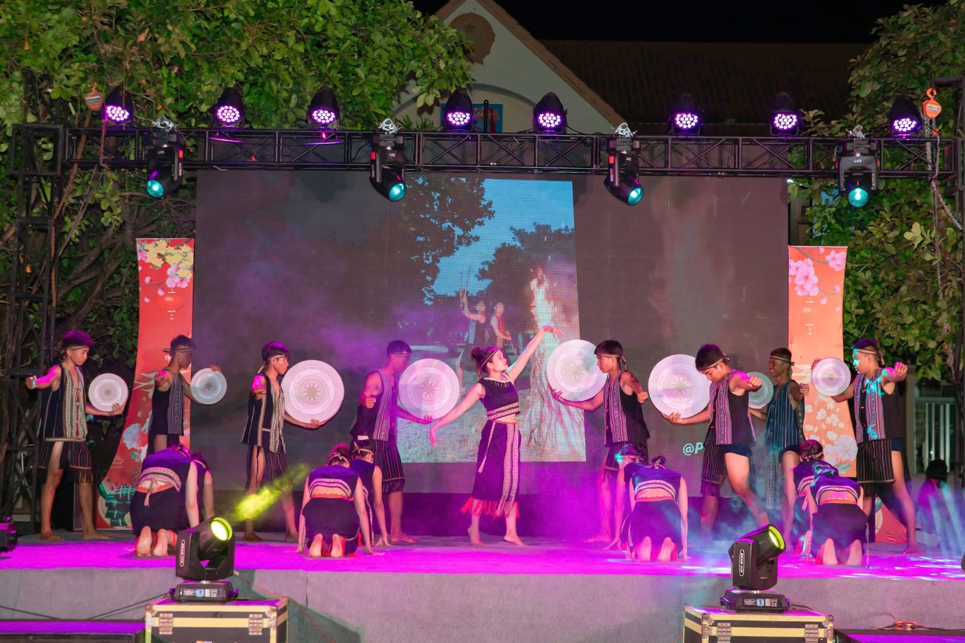 Giữ bản sắc, xây dựng cộng đồng bền vững