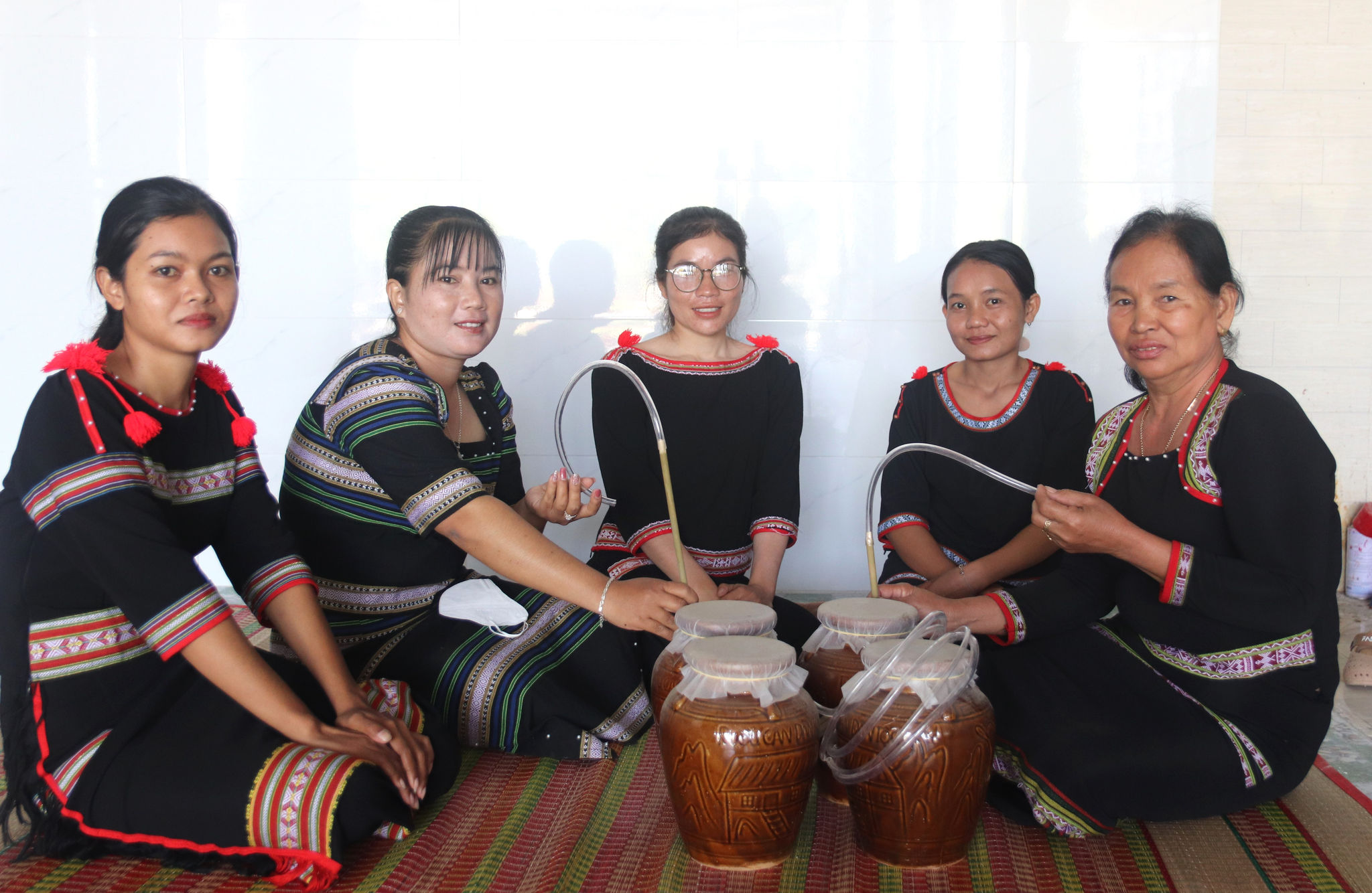 Giữ hồn văn hóa trong ché rượu cần của người Raglai