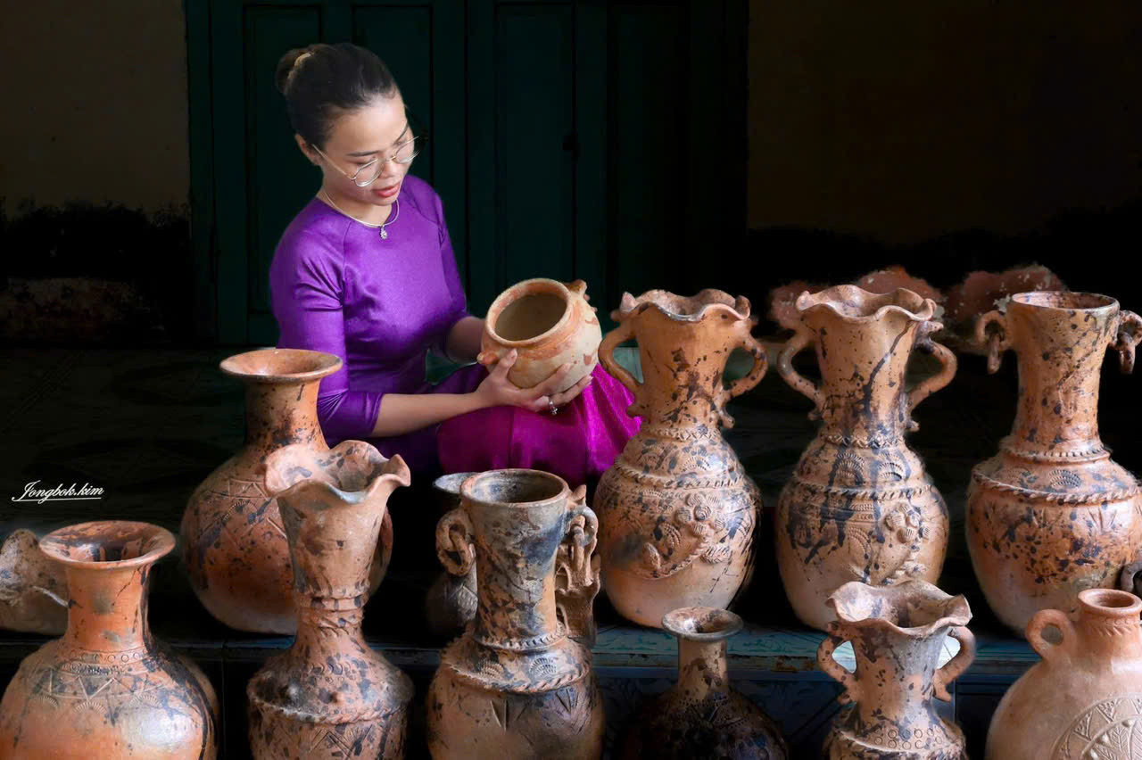 “Giữ lửa” gốm Chăm từ đôi tay người trẻ