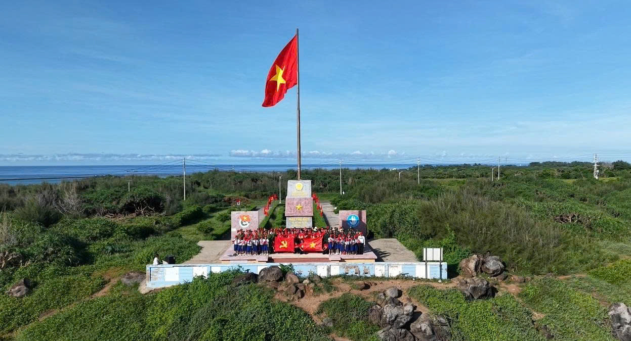 “Hòn ngọc xanh” vươn mình từ biển