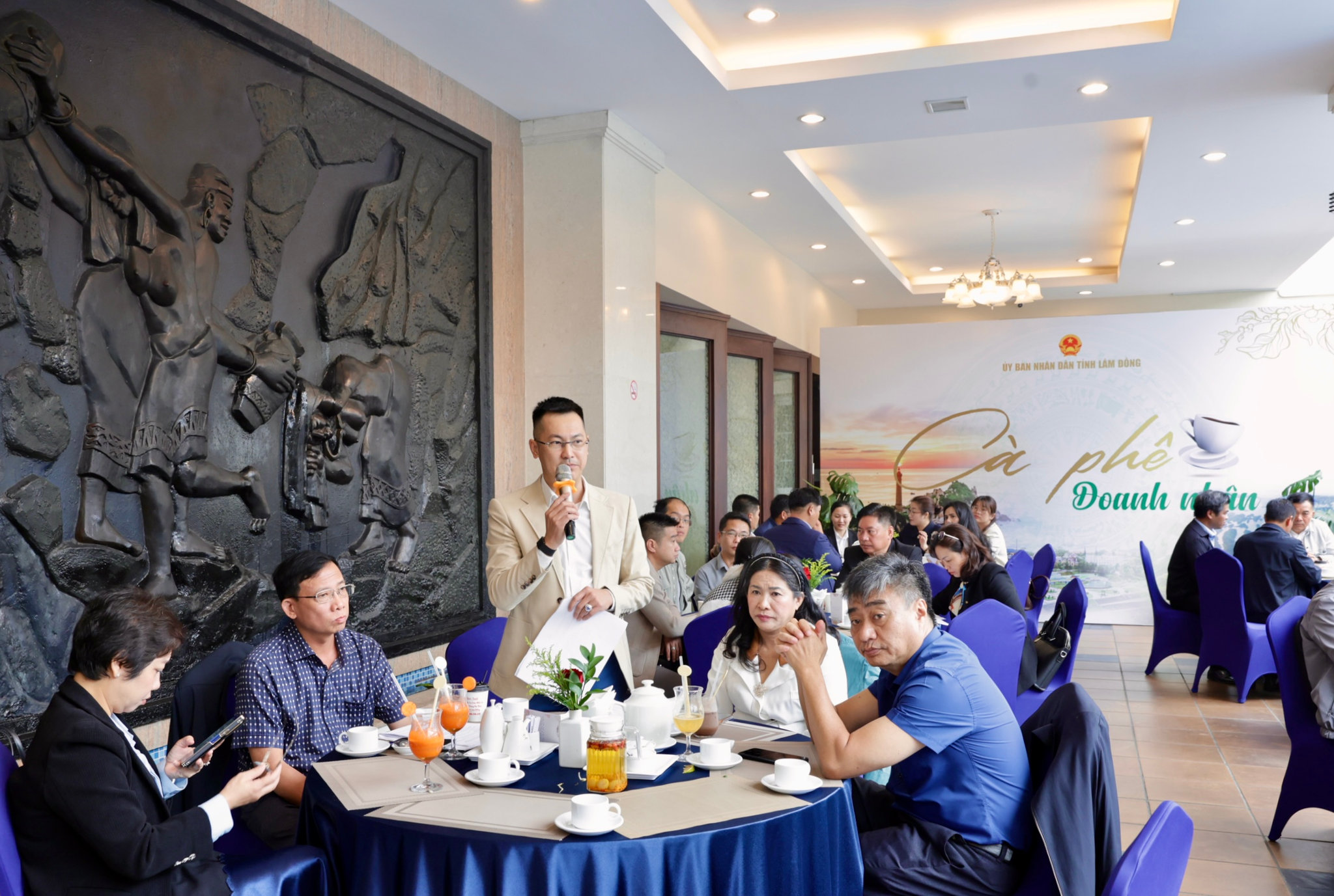 Góc nhìn khác từ “Cà phê doanh nhân”