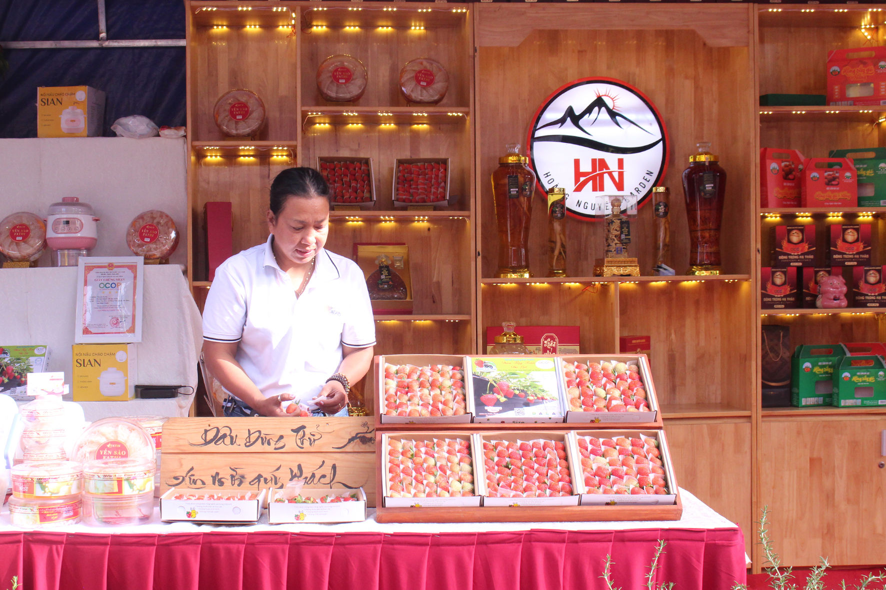 Tiêu thụ sản phẩm OCOP qua kênh du lịch